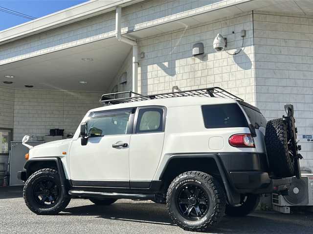 トヨタ ＦＪクルーザー 神奈川県 2016(平28)年 4.6万km ホワイト 純正ディーラーナビ(CD/SD/BT/フルセグTV)/バックカメラ/Weds17ンチアルミ(KEELER FORCE)/BajaRackルーフラック/YAKIMAサイクルラック/リモコンキー/クルーズコントロール/パーキングセンサー/横滑り防止装置/アクティブトラクションコントロール/黒レザー調シートカバー/デジタルインナーミラー/ETC/純正フロアマット/純正ドアバイザー/スペアキー×1/保証書/取扱説明書