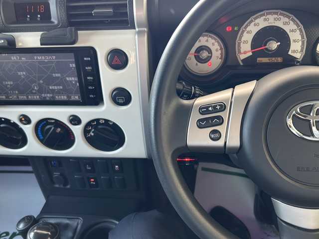 トヨタ ＦＪクルーザー 神奈川県 2016(平28)年 4.6万km ホワイト 純正ディーラーナビ(CD/SD/BT/フルセグTV)/バックカメラ/Weds17ンチアルミ(KEELER FORCE)/BajaRackルーフラック/YAKIMAサイクルラック/リモコンキー/クルーズコントロール/パーキングセンサー/横滑り防止装置/アクティブトラクションコントロール/黒レザー調シートカバー/デジタルインナーミラー/ETC/純正フロアマット/純正ドアバイザー/スペアキー×1/保証書/取扱説明書