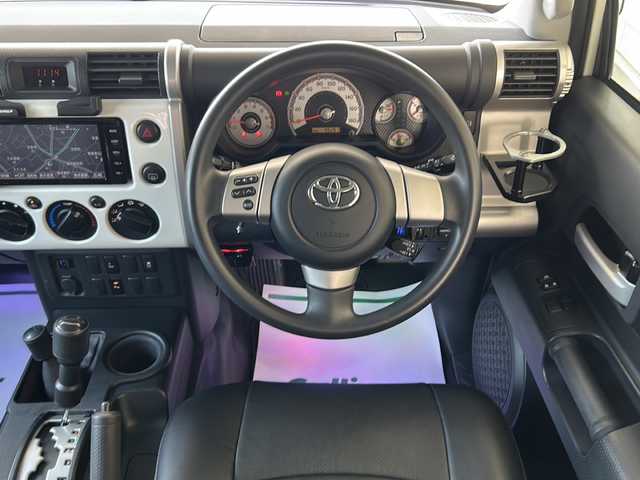 トヨタ ＦＪクルーザー 神奈川県 2016(平28)年 4.6万km ホワイト 純正ディーラーナビ(CD/SD/BT/フルセグTV)/バックカメラ/Weds17ンチアルミ(KEELER FORCE)/BajaRackルーフラック/YAKIMAサイクルラック/リモコンキー/クルーズコントロール/パーキングセンサー/横滑り防止装置/アクティブトラクションコントロール/黒レザー調シートカバー/デジタルインナーミラー/ETC/純正フロアマット/純正ドアバイザー/スペアキー×1/保証書/取扱説明書