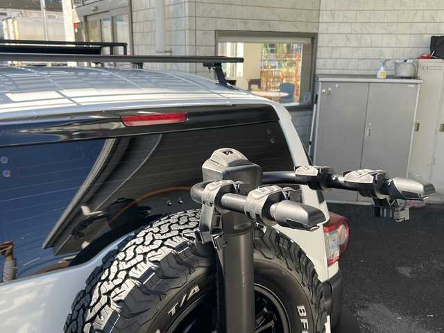 トヨタ ＦＪクルーザー 神奈川県 2016(平28)年 4.6万km ホワイト 純正ディーラーナビ(CD/SD/BT/フルセグTV)/バックカメラ/Weds17ンチアルミ(KEELER FORCE)/BajaRackルーフラック/YAKIMAサイクルラック/リモコンキー/クルーズコントロール/パーキングセンサー/横滑り防止装置/アクティブトラクションコントロール/黒レザー調シートカバー/デジタルインナーミラー/ETC/純正フロアマット/純正ドアバイザー/スペアキー×1/保証書/取扱説明書