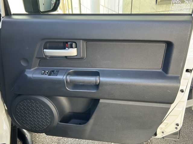 トヨタ ＦＪクルーザー 神奈川県 2016(平28)年 4.6万km ホワイト 純正ディーラーナビ(CD/SD/BT/フルセグTV)/バックカメラ/Weds17ンチアルミ(KEELER FORCE)/BajaRackルーフラック/YAKIMAサイクルラック/リモコンキー/クルーズコントロール/パーキングセンサー/横滑り防止装置/アクティブトラクションコントロール/黒レザー調シートカバー/デジタルインナーミラー/ETC/純正フロアマット/純正ドアバイザー/スペアキー×1/保証書/取扱説明書