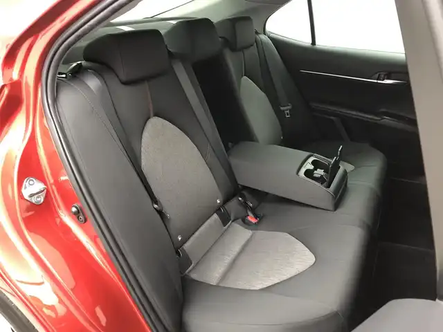 トヨタ カムリ G 愛知県 2018(平30)年 4万km エモーショナルレッド トヨタセーフティセンス/　・プリクラッシュセーフティ/　・アダプティブクルーズコントロール/　・レーンキープアシスト/　・クリアランスソナー/純正ナビ/　ＢＴ／フルセグＴＶ／ＡｐｐｌｅＣａｒＰｌａｙ／ＡｎｄｒｏｉｄＡｕｔｏ）/バックカメラ/ＥＴＣ/純正ドラレコ/運転席パワーシート/純正１７インチＡＷ