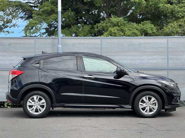ホンダ ヴェゼル X ホンダセンシング 三重県 2018(平30)年 5.6万km クリスタルブラックパール ホンダセンシング/アイドリングストップ/カロッツエリアメモリナビ・地デジTV/・DVD/CD/・Bluetooth/バックカメラ/レーダークルーズコントロール/レーンディパーチャーアラート/セルスターGPSレーダー探知機/ビルトインETC/純正16インチアルミホイール/LEDヘッドライト/・オートライト/フォグライト/プッシュエンジンスタート/スマートキー×2/新車時保証書/取扱説明書