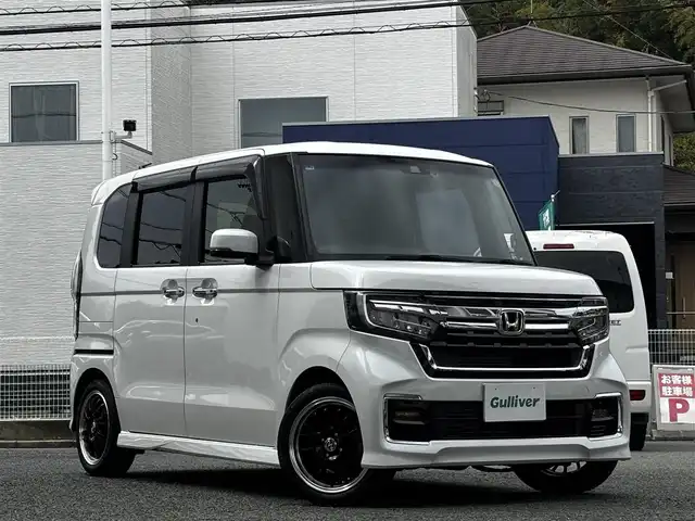 ホンダ Ｎ ＢＯＸ カスタム L ターボ 熊本県 2022(令4)年 4.1万km プラチナホワイトパール 純正８インチナビ（VXU-227NBi）/【フルセグTV/CD/DVD/Bluetooth】/バックカメラ/両側パワースライドドア/レーダークルーズコントロール/衝突被害軽減装置/レーンキープアシスト/パドルシフト/アイドリングストップ/ハーフレザーシート/シートヒーター/社外15インチAW/前後ドライブレコーダー/ビルトインETC/オートLEDヘッドライト/プッシュスタート/ステアリングスイッチ/純正フロアマット/純正ドアバイザー/横滑り防止/盗難防止装置/保証書/取扱説明書