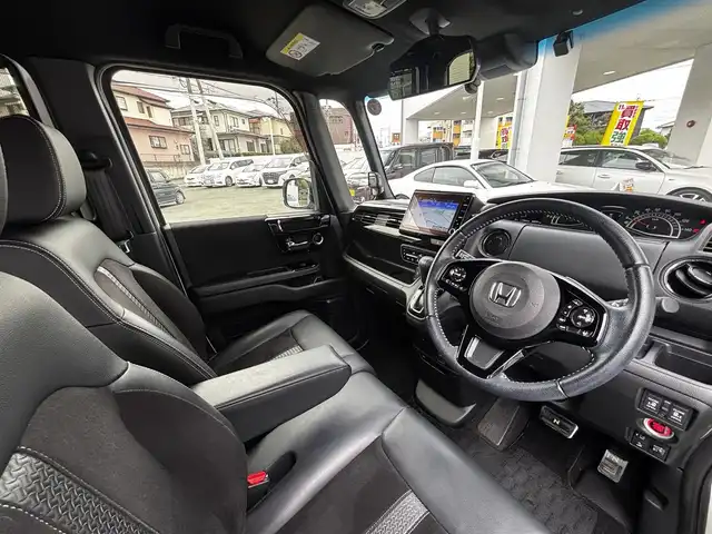 ホンダ Ｎ ＢＯＸ カスタム L ターボ 熊本県 2022(令4)年 4.1万km プラチナホワイトパール 純正８インチナビ（VXU-227NBi）/【フルセグTV/CD/DVD/Bluetooth】/バックカメラ/両側パワースライドドア/レーダークルーズコントロール/衝突被害軽減装置/レーンキープアシスト/パドルシフト/アイドリングストップ/ハーフレザーシート/シートヒーター/社外15インチAW/前後ドライブレコーダー/ビルトインETC/オートLEDヘッドライト/プッシュスタート/ステアリングスイッチ/純正フロアマット/純正ドアバイザー/横滑り防止/盗難防止装置/保証書/取扱説明書