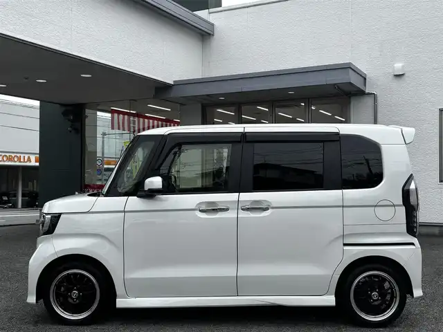 ホンダ Ｎ ＢＯＸ カスタム L ターボ 熊本県 2022(令4)年 4.1万km プラチナホワイトパール 純正８インチナビ（VXU-227NBi）/【フルセグTV/CD/DVD/Bluetooth】/バックカメラ/両側パワースライドドア/レーダークルーズコントロール/衝突被害軽減装置/レーンキープアシスト/パドルシフト/アイドリングストップ/ハーフレザーシート/シートヒーター/社外15インチAW/前後ドライブレコーダー/ビルトインETC/オートLEDヘッドライト/プッシュスタート/ステアリングスイッチ/純正フロアマット/純正ドアバイザー/横滑り防止/盗難防止装置/保証書/取扱説明書