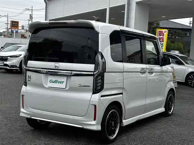 ホンダ Ｎ ＢＯＸ カスタム L ターボ 熊本県 2022(令4)年 4.1万km プラチナホワイトパール 純正８インチナビ（VXU-227NBi）/【フルセグTV/CD/DVD/Bluetooth】/バックカメラ/両側パワースライドドア/レーダークルーズコントロール/衝突被害軽減装置/レーンキープアシスト/パドルシフト/アイドリングストップ/ハーフレザーシート/シートヒーター/社外15インチAW/前後ドライブレコーダー/ビルトインETC/オートLEDヘッドライト/プッシュスタート/ステアリングスイッチ/純正フロアマット/純正ドアバイザー/横滑り防止/盗難防止装置/保証書/取扱説明書