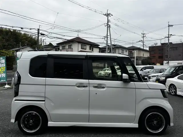 ホンダ Ｎ ＢＯＸ カスタム L ターボ 熊本県 2022(令4)年 4.1万km プラチナホワイトパール 純正８インチナビ（VXU-227NBi）/【フルセグTV/CD/DVD/Bluetooth】/バックカメラ/両側パワースライドドア/レーダークルーズコントロール/衝突被害軽減装置/レーンキープアシスト/パドルシフト/アイドリングストップ/ハーフレザーシート/シートヒーター/社外15インチAW/前後ドライブレコーダー/ビルトインETC/オートLEDヘッドライト/プッシュスタート/ステアリングスイッチ/純正フロアマット/純正ドアバイザー/横滑り防止/盗難防止装置/保証書/取扱説明書
