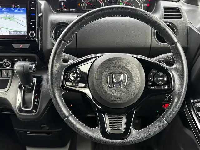 ホンダ Ｎ ＢＯＸ カスタム L ターボ 熊本県 2022(令4)年 4.1万km プラチナホワイトパール 純正８インチナビ（VXU-227NBi）/【フルセグTV/CD/DVD/Bluetooth】/バックカメラ/両側パワースライドドア/レーダークルーズコントロール/衝突被害軽減装置/レーンキープアシスト/パドルシフト/アイドリングストップ/ハーフレザーシート/シートヒーター/社外15インチAW/前後ドライブレコーダー/ビルトインETC/オートLEDヘッドライト/プッシュスタート/ステアリングスイッチ/純正フロアマット/純正ドアバイザー/横滑り防止/盗難防止装置/保証書/取扱説明書