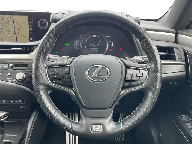 レクサス ＥＳ 300h Fスポーツ 滋賀県 2021(令3)年 4.6万km プラチナムシルバーメタリック ムーンルーフ/純正１２，３インチナビ/（CD/DVD/フルセグ/BT/USB）/パノラミックビューモニター/マークレビンソン/ヘッドアップディスプレイ/３眼LEDヘッドライト/プリクラッシュセーフティ/レーントレーシングアシスト/レーダークルーズコントロール/オートハイビーム/コーナーセンサー/ブラインドスポットモニター/前席パワーシート（メモリ付き）/前席シートヒーター/前席エアシート/ステアリングヒーター/ビルトインETC/前後ドライブレコーダー/電動リアサンシェード/電動リアゲート/純正フロアマット/純正19インチアルミホイール