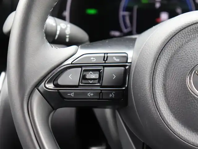 トヨタ ヤリスクロス ハイブリッド Z 神奈川県 2025(令7)年 0.8万km ブラックマイカ/プラチナホワイトパールマイカ ワンオーナー/トヨタセーフティセンス/ディスプレイオーディオナビ/Bluetooth/フルセグテレビ/パノラミックビューモニター/ブラインドスポットモニター/ステアリングヒーター/フルLEDヘッドランプ/パワーシート/シートヒーター/アダプティブクルーズコントロール/プッシュスタート/ETC2.0/保証書/スペアスマートキー