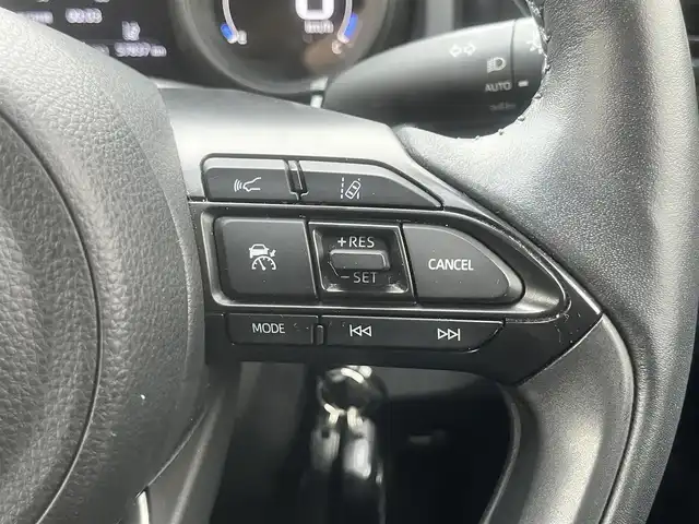 トヨタ ヤリスクロス ハイブリッド G 島根県 2021(令3)年 5.8万km センシュアルレッドマイカ 4WD/純正メモリナビ　/(AM/FM/フルセグTV/Ｂｌｕｅｔｏｏｔｈ接続)/前後ドライブレコーダー　/ビルトインＥＴＣ　/バックカメラ/クルーズコントロール　/ブラインドスポットモニター/前後コーナーセンサー　/レーンアシスト/プリクラッシュセーフティ　/パワーバックドア　/前席シートヒーター/ステアリングヒーター/電動パーキングブレーキ/オートホールド　/オートハイビーム／ライト　/純正16インチアルミホイール/純正フロアマット/スペアキー1本