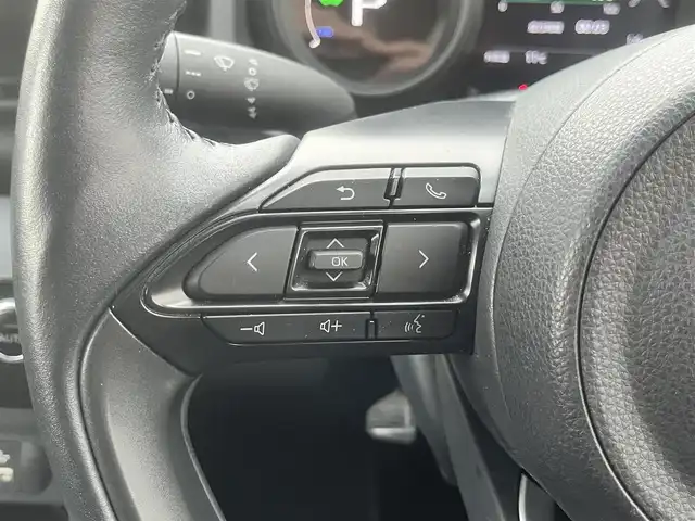 トヨタ ヤリスクロス ハイブリッド G 島根県 2021(令3)年 5.8万km センシュアルレッドマイカ 4WD/純正メモリナビ　/(AM/FM/フルセグTV/Ｂｌｕｅｔｏｏｔｈ接続)/前後ドライブレコーダー　/ビルトインＥＴＣ　/バックカメラ/クルーズコントロール　/ブラインドスポットモニター/前後コーナーセンサー　/レーンアシスト/プリクラッシュセーフティ　/パワーバックドア　/前席シートヒーター/ステアリングヒーター/電動パーキングブレーキ/オートホールド　/オートハイビーム／ライト　/純正16インチアルミホイール/純正フロアマット/スペアキー1本