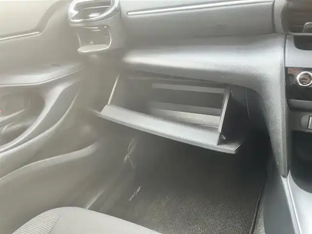 トヨタ ヤリスクロス ハイブリッド G 島根県 2021(令3)年 5.8万km センシュアルレッドマイカ 4WD/純正メモリナビ　/(AM/FM/フルセグTV/Ｂｌｕｅｔｏｏｔｈ接続)/前後ドライブレコーダー　/ビルトインＥＴＣ　/バックカメラ/クルーズコントロール　/ブラインドスポットモニター/前後コーナーセンサー　/レーンアシスト/プリクラッシュセーフティ　/パワーバックドア　/前席シートヒーター/ステアリングヒーター/電動パーキングブレーキ/オートホールド　/オートハイビーム／ライト　/純正16インチアルミホイール/純正フロアマット/スペアキー1本