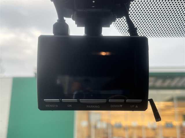 トヨタ ヤリスクロス ハイブリッド G 島根県 2021(令3)年 5.8万km センシュアルレッドマイカ 4WD/純正メモリナビ　/(AM/FM/フルセグTV/Ｂｌｕｅｔｏｏｔｈ接続)/前後ドライブレコーダー　/ビルトインＥＴＣ　/バックカメラ/クルーズコントロール　/ブラインドスポットモニター/前後コーナーセンサー　/レーンアシスト/プリクラッシュセーフティ　/パワーバックドア　/前席シートヒーター/ステアリングヒーター/電動パーキングブレーキ/オートホールド　/オートハイビーム／ライト　/純正16インチアルミホイール/純正フロアマット/スペアキー1本