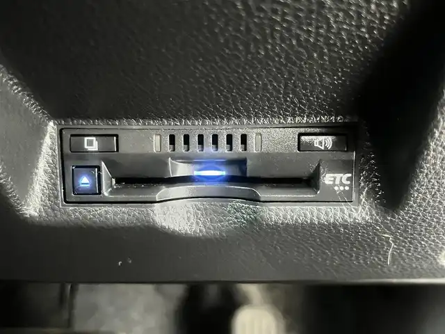 トヨタ ヤリスクロス ハイブリッド G 島根県 2021(令3)年 5.8万km センシュアルレッドマイカ 4WD/純正メモリナビ　/(AM/FM/フルセグTV/Ｂｌｕｅｔｏｏｔｈ接続)/前後ドライブレコーダー　/ビルトインＥＴＣ　/バックカメラ/クルーズコントロール　/ブラインドスポットモニター/前後コーナーセンサー　/レーンアシスト/プリクラッシュセーフティ　/パワーバックドア　/前席シートヒーター/ステアリングヒーター/電動パーキングブレーキ/オートホールド　/オートハイビーム／ライト　/純正16インチアルミホイール/純正フロアマット/スペアキー1本