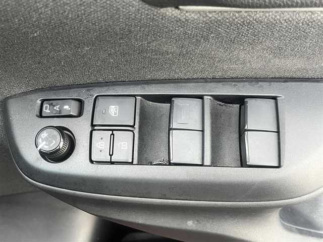 トヨタ ヤリスクロス ハイブリッド G 島根県 2021(令3)年 5.8万km センシュアルレッドマイカ 4WD/純正メモリナビ　/(AM/FM/フルセグTV/Ｂｌｕｅｔｏｏｔｈ接続)/前後ドライブレコーダー　/ビルトインＥＴＣ　/バックカメラ/クルーズコントロール　/ブラインドスポットモニター/前後コーナーセンサー　/レーンアシスト/プリクラッシュセーフティ　/パワーバックドア　/前席シートヒーター/ステアリングヒーター/電動パーキングブレーキ/オートホールド　/オートハイビーム／ライト　/純正16インチアルミホイール/純正フロアマット/スペアキー1本