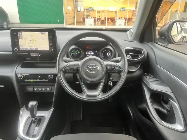 トヨタ ヤリスクロス ハイブリッド G 島根県 2021(令3)年 5.8万km センシュアルレッドマイカ 4WD/純正メモリナビ　/(AM/FM/フルセグTV/Ｂｌｕｅｔｏｏｔｈ接続)/前後ドライブレコーダー　/ビルトインＥＴＣ　/バックカメラ/クルーズコントロール　/ブラインドスポットモニター/前後コーナーセンサー　/レーンアシスト/プリクラッシュセーフティ　/パワーバックドア　/前席シートヒーター/ステアリングヒーター/電動パーキングブレーキ/オートホールド　/オートハイビーム／ライト　/純正16インチアルミホイール/純正フロアマット/スペアキー1本