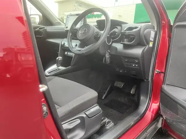 トヨタ ヤリスクロス ハイブリッド G 島根県 2021(令3)年 5.8万km センシュアルレッドマイカ 4WD/純正メモリナビ　/(AM/FM/フルセグTV/Ｂｌｕｅｔｏｏｔｈ接続)/前後ドライブレコーダー　/ビルトインＥＴＣ　/バックカメラ/クルーズコントロール　/ブラインドスポットモニター/前後コーナーセンサー　/レーンアシスト/プリクラッシュセーフティ　/パワーバックドア　/前席シートヒーター/ステアリングヒーター/電動パーキングブレーキ/オートホールド　/オートハイビーム／ライト　/純正16インチアルミホイール/純正フロアマット/スペアキー1本