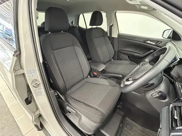 フォルクスワーゲン ＶＷ Ｔ－クロス TSI アクティブ 岡山県 2022(令4)年 1.1万km グレー ワンオーナー/メモリナビ/バックカメラ/アイドリングストップ/アダプティブクルーズコントロール/プッシュスタート/ETC2.0/Android Auto/Apple CarPlay/Mirror　Link/ブラインド・スポット・ディテクション/純正アルミ付きサマータイヤ4本/LEDヘッドライト/ライトアシスト/ACC/レーンキーピングアシストシステム/疲労検知システム/プロアクティブ・オキュマント・プロテクション/パークディスタンスコントロール/ドアバイザー