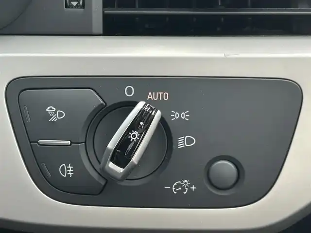 アウディ Ａ４ 2．0TFSI 福岡県 2016(平28)年 13.4万km グレイシアホワイトメタリック 純正ナビ/Audiプレセンス/Audiアクティブレーンアシスト/エフィシェンシアシスト/パーキングエイド/ヘッドアップディスプレイ/バックカメラ/アダプティブクルーズコントロール/パワーシート（D/N席）/純正フロアマット/純正18アルミホイール/LEDヘッドライト/オートライト/オートハイビーム/コーナーセンサー前後