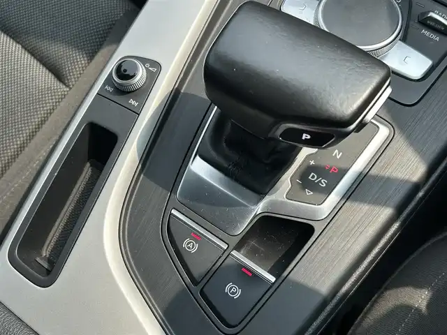 アウディ Ａ４ 2．0TFSI 福岡県 2016(平28)年 13.4万km グレイシアホワイトメタリック 純正ナビ/Audiプレセンス/Audiアクティブレーンアシスト/エフィシェンシアシスト/パーキングエイド/ヘッドアップディスプレイ/バックカメラ/アダプティブクルーズコントロール/パワーシート（D/N席）/純正フロアマット/純正18アルミホイール/LEDヘッドライト/オートライト/オートハイビーム/コーナーセンサー前後