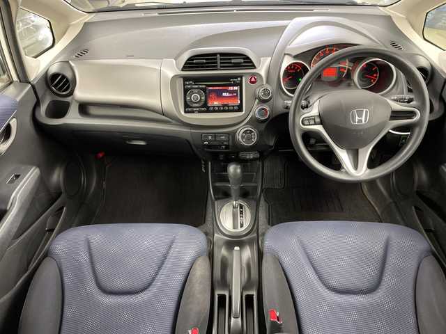 ホンダ フィット G 道央・札幌 2010(平22)年 7.9万km プレミアムホワイトパール ・4WD/・ワンオーナー/・純正オーディオ/・CD/USB/・バックカメラ/ETC/・電動格納ミラー/・盗難防止装置/・純正フロアマット/・ABS/ECON/・ドアバイザー/・リモコンキー/・保証書