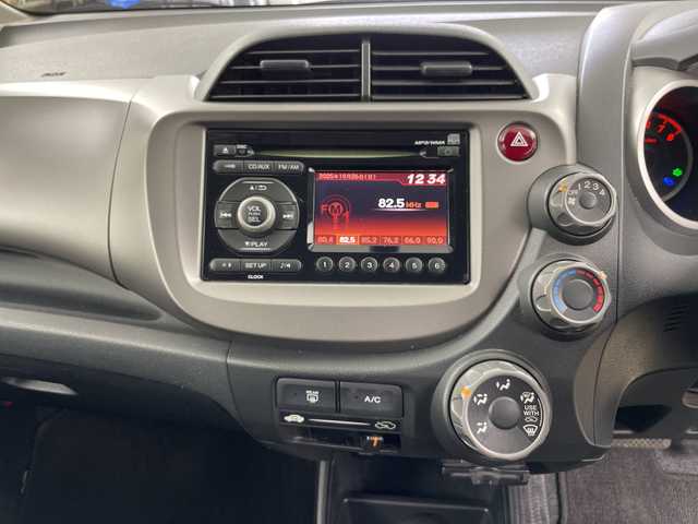 ホンダ フィット G 道央・札幌 2010(平22)年 7.9万km プレミアムホワイトパール ・4WD/・ワンオーナー/・純正オーディオ/・CD/USB/・バックカメラ/ETC/・電動格納ミラー/・盗難防止装置/・純正フロアマット/・ABS/ECON/・ドアバイザー/・リモコンキー/・保証書