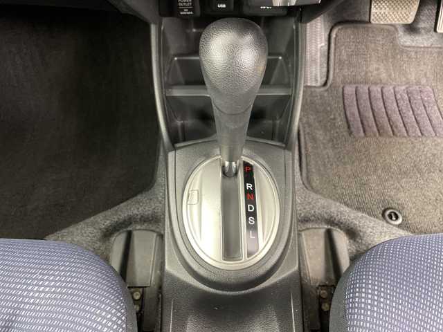 ホンダ フィット G 道央・札幌 2010(平22)年 7.9万km プレミアムホワイトパール ・4WD/・ワンオーナー/・純正オーディオ/・CD/USB/・バックカメラ/ETC/・電動格納ミラー/・盗難防止装置/・純正フロアマット/・ABS/ECON/・ドアバイザー/・リモコンキー/・保証書