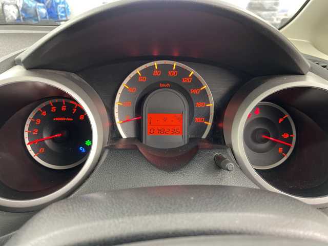 ホンダ フィット G 道央・札幌 2010(平22)年 7.9万km プレミアムホワイトパール ・4WD/・ワンオーナー/・純正オーディオ/・CD/USB/・バックカメラ/ETC/・電動格納ミラー/・盗難防止装置/・純正フロアマット/・ABS/ECON/・ドアバイザー/・リモコンキー/・保証書