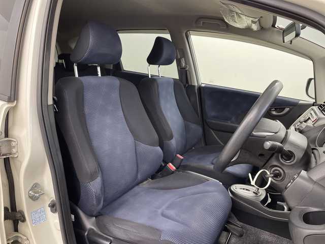 ホンダ フィット G 道央・札幌 2010(平22)年 7.9万km プレミアムホワイトパール ・4WD/・ワンオーナー/・純正オーディオ/・CD/USB/・バックカメラ/ETC/・電動格納ミラー/・盗難防止装置/・純正フロアマット/・ABS/ECON/・ドアバイザー/・リモコンキー/・保証書