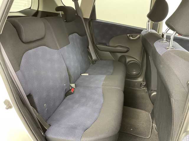 ホンダ フィット G 道央・札幌 2010(平22)年 7.9万km プレミアムホワイトパール ・4WD/・ワンオーナー/・純正オーディオ/・CD/USB/・バックカメラ/ETC/・電動格納ミラー/・盗難防止装置/・純正フロアマット/・ABS/ECON/・ドアバイザー/・リモコンキー/・保証書