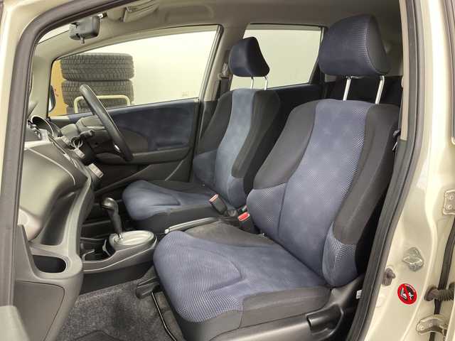 ホンダ フィット G 道央・札幌 2010(平22)年 7.9万km プレミアムホワイトパール ・4WD/・ワンオーナー/・純正オーディオ/・CD/USB/・バックカメラ/ETC/・電動格納ミラー/・盗難防止装置/・純正フロアマット/・ABS/ECON/・ドアバイザー/・リモコンキー/・保証書