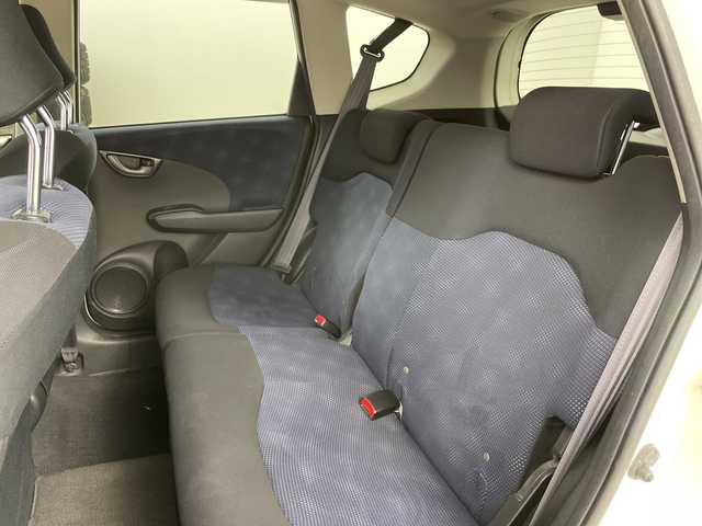 ホンダ フィット G 道央・札幌 2010(平22)年 7.9万km プレミアムホワイトパール ・4WD/・ワンオーナー/・純正オーディオ/・CD/USB/・バックカメラ/ETC/・電動格納ミラー/・盗難防止装置/・純正フロアマット/・ABS/ECON/・ドアバイザー/・リモコンキー/・保証書