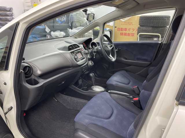 ホンダ フィット G 道央・札幌 2010(平22)年 7.9万km プレミアムホワイトパール ・4WD/・ワンオーナー/・純正オーディオ/・CD/USB/・バックカメラ/ETC/・電動格納ミラー/・盗難防止装置/・純正フロアマット/・ABS/ECON/・ドアバイザー/・リモコンキー/・保証書