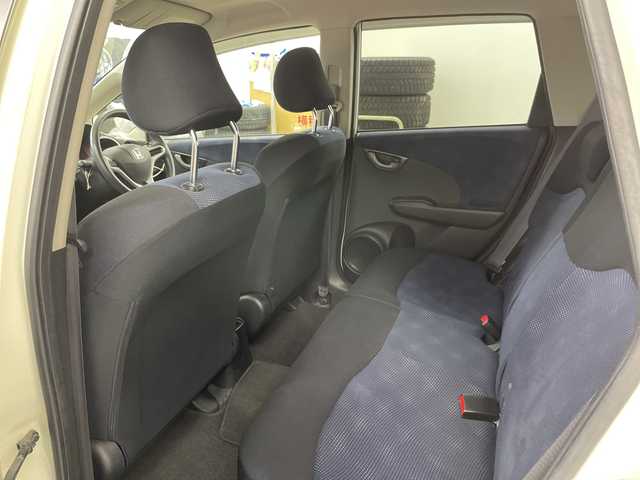 ホンダ フィット G 道央・札幌 2010(平22)年 7.9万km プレミアムホワイトパール ・4WD/・ワンオーナー/・純正オーディオ/・CD/USB/・バックカメラ/ETC/・電動格納ミラー/・盗難防止装置/・純正フロアマット/・ABS/ECON/・ドアバイザー/・リモコンキー/・保証書