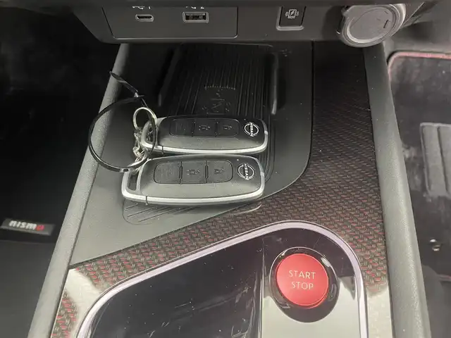 日産 オーラ ニスモ チューンド e－パワー 4WD 熊本県 2024(令6)年 1.5万km グレー 禁煙車　/ワンオーナー　/BOSEサウンド/純正ナビ　/HDMI/アラウンドビューモニター/純正前方ドライブレコーダー　/ビルトインＥＴＣ２．０　/プロパイロット/レーダークルーズコントロール　/衝突軽減ブレーキ/レーンキープアシスト/横滑り防止/前後クリアランスソナー　/プロパイロット　/置くだけ充電　/前席シートヒーター/ステアリングヒーター/ブラインドスポットモニター/電動パーキング/ブレーキホールド/オートホールド/前後クリアランスソナー/純正フロアマット/純正17インチAW/オートライト/オートマチックハイビーム/LEDヘッドライト/フォグランプ/スマートキー/プッシュスタート/スペアキー1本/保証書/取扱説明書