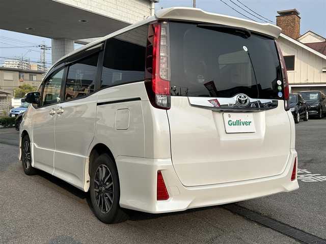 トヨタ ノア Si 愛知県 2015(平27)年 11.2万km ホワイトパールクリスタルシャイン 純正ナビ（NSZT-W64）/　CD/DVD/BT/SD/AM/FM/フルセグTV/バックカメラ/片側電動スライドドア/ETC/純正フリップダウンモニター/リアサンシェード/純正フロアマット/純正ドアバイザー/LEDヘッドライト/フォグランプ/ウインカーミラー/スマートキー×２