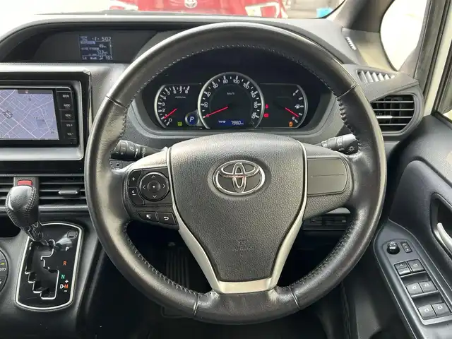 トヨタ ノア Si 愛知県 2015(平27)年 11.2万km ホワイトパールクリスタルシャイン 純正ナビ（NSZT-W64）/　CD/DVD/BT/SD/AM/FM/フルセグTV/バックカメラ/片側電動スライドドア/ETC/純正フリップダウンモニター/リアサンシェード/純正フロアマット/純正ドアバイザー/LEDヘッドライト/フォグランプ/ウインカーミラー/スマートキー×２