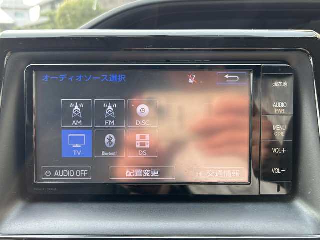 トヨタ ノア Si 愛知県 2015(平27)年 11.2万km ホワイトパールクリスタルシャイン 純正ナビ（NSZT-W64）/　CD/DVD/BT/SD/AM/FM/フルセグTV/バックカメラ/片側電動スライドドア/ETC/純正フリップダウンモニター/リアサンシェード/純正フロアマット/純正ドアバイザー/LEDヘッドライト/フォグランプ/ウインカーミラー/スマートキー×２