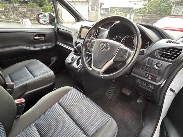 トヨタ ノア Si 愛知県 2015(平27)年 11.2万km ホワイトパールクリスタルシャイン 純正ナビ（NSZT-W64）/　CD/DVD/BT/SD/AM/FM/フルセグTV/バックカメラ/片側電動スライドドア/ETC/純正フリップダウンモニター/リアサンシェード/純正フロアマット/純正ドアバイザー/LEDヘッドライト/フォグランプ/ウインカーミラー/スマートキー×２