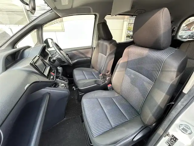トヨタ ノア Si 愛知県 2015(平27)年 11.2万km ホワイトパールクリスタルシャイン 純正ナビ（NSZT-W64）/　CD/DVD/BT/SD/AM/FM/フルセグTV/バックカメラ/片側電動スライドドア/ETC/純正フリップダウンモニター/リアサンシェード/純正フロアマット/純正ドアバイザー/LEDヘッドライト/フォグランプ/ウインカーミラー/スマートキー×２
