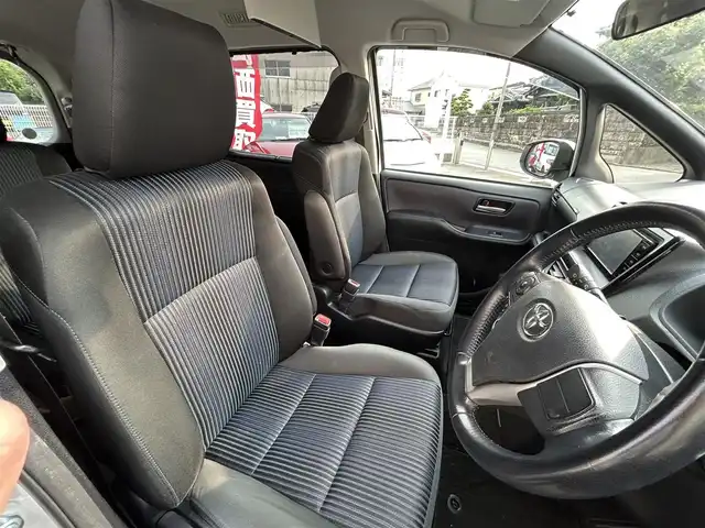 トヨタ ノア Si 愛知県 2015(平27)年 11.2万km ホワイトパールクリスタルシャイン 純正ナビ（NSZT-W64）/　CD/DVD/BT/SD/AM/FM/フルセグTV/バックカメラ/片側電動スライドドア/ETC/純正フリップダウンモニター/リアサンシェード/純正フロアマット/純正ドアバイザー/LEDヘッドライト/フォグランプ/ウインカーミラー/スマートキー×２