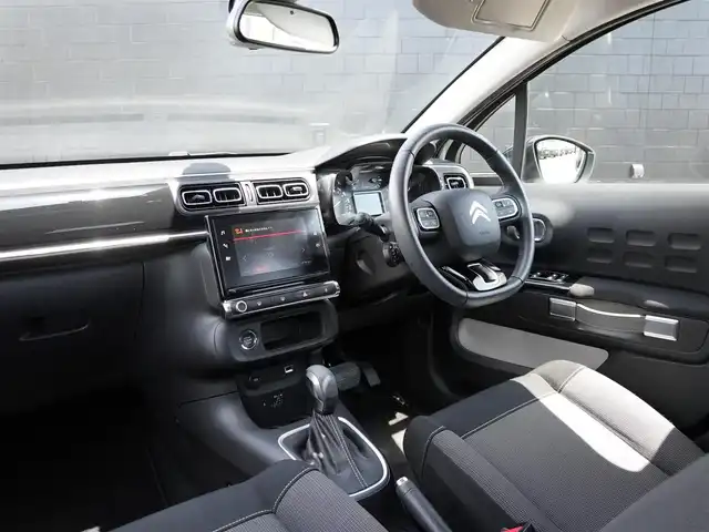 シトロエン Ｃ３ シャイン 静岡県 2020(令2)年 3.3万km アーモンドグリーン AndroidAuto/AppleCarPlay/ミラーリング/メモリナビ/12セグTV/フロントドラレコ/LEDインテリージェントライト/バックカメラ/リアパーキングセンサー/BSA/トランクコントロール/アクティブセーフティブレーキ/疲労検知システム/LKA/クルーズコントロール