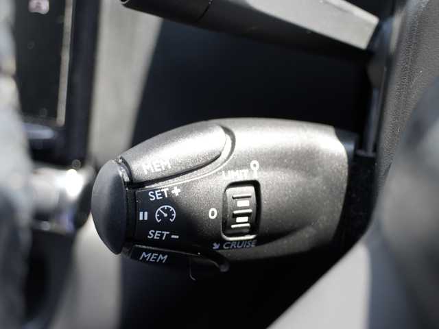シトロエン Ｃ３ シャイン 静岡県 2020(令2)年 3.3万km アーモンドグリーン AndroidAuto/AppleCarPlay/ミラーリング/メモリナビ/12セグTV/フロントドラレコ/LEDインテリージェントライト/バックカメラ/リアパーキングセンサー/BSA/トランクコントロール/アクティブセーフティブレーキ/疲労検知システム/LKA/クルーズコントロール