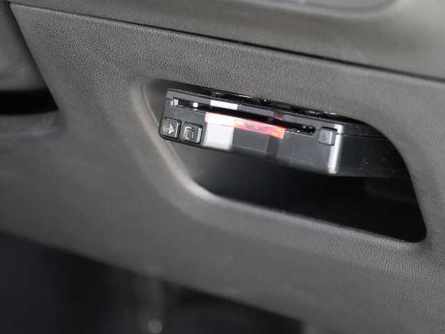 シトロエン Ｃ３ シャイン 静岡県 2020(令2)年 3.3万km アーモンドグリーン AndroidAuto/AppleCarPlay/ミラーリング/メモリナビ/12セグTV/フロントドラレコ/LEDインテリージェントライト/バックカメラ/リアパーキングセンサー/BSA/トランクコントロール/アクティブセーフティブレーキ/疲労検知システム/LKA/クルーズコントロール