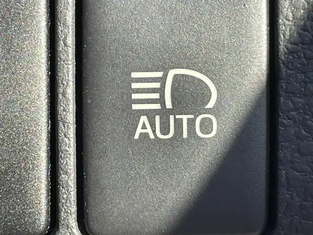 トヨタ ハリアー プレミアム 岡山県 2017(平29)年 8.1万km スパークリングブラックパールクリスタルシャイン 登録時走行距離80410km/アルパイン9インチナビ/フルセグTV(AM.FM.CD.DVD.TV.BT)/バックカメラ/ETC/前後ドライブレコーダー/クリアランスソナー/衝突軽減ブレーキ/横滑り防止装置/クルーズコントロール(追従走行あり)/車線逸脱警報（レーンキープアシスト）/オートライト/アイドリングストップ/電動リアゲート/18インチ純正AW/純正フロアマット/ハーフレザーシート/D席パワーシート/プッシュスタート/スマートキー/スペアキー