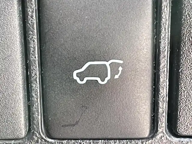 トヨタ ハリアー プレミアム 岡山県 2017(平29)年 8.1万km スパークリングブラックパールクリスタルシャイン 登録時走行距離80410km/アルパイン9インチナビ/フルセグTV(AM.FM.CD.DVD.TV.BT)/バックカメラ/ETC/前後ドライブレコーダー/クリアランスソナー/衝突軽減ブレーキ/横滑り防止装置/クルーズコントロール(追従走行あり)/車線逸脱警報（レーンキープアシスト）/オートライト/アイドリングストップ/電動リアゲート/18インチ純正AW/純正フロアマット/ハーフレザーシート/D席パワーシート/プッシュスタート/スマートキー/スペアキー