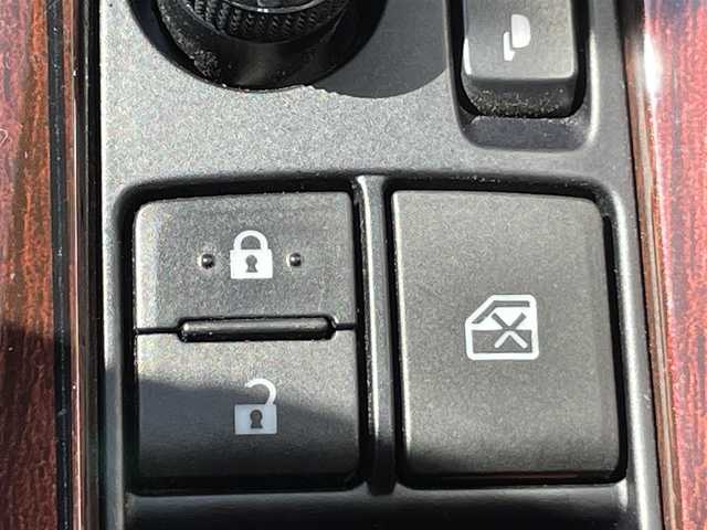 トヨタ ハリアー プレミアム 岡山県 2017(平29)年 8.1万km スパークリングブラックパールクリスタルシャイン 登録時走行距離80410km/アルパイン9インチナビ/フルセグTV(AM.FM.CD.DVD.TV.BT)/バックカメラ/ETC/前後ドライブレコーダー/クリアランスソナー/衝突軽減ブレーキ/横滑り防止装置/クルーズコントロール(追従走行あり)/車線逸脱警報（レーンキープアシスト）/オートライト/アイドリングストップ/電動リアゲート/18インチ純正AW/純正フロアマット/ハーフレザーシート/D席パワーシート/プッシュスタート/スマートキー/スペアキー