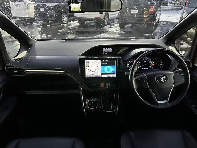 トヨタ エスクァイア Gi ブラックテーラード 道北・旭川 2016(平28)年 13万km ブラック (株)IDOMが運営する【じしゃロン旭川店】の自社ローン対象車両になります。こちらは現金ご利用時の価格です。自社ローンご希望の方は別途その旨お申付け下さい。/　/・純正ナビ(CD/DVD/BT/SD/フルセグ)/・バックカメラ/・ETC/・ドライブレコーダー/・レーダーブレーキ/・クルーズコントロール/・両側パワースライドドア/・両席シートヒーター/・電動格納ウィンカーミラー/・プッシュスタート/・スマートキー2個/・フォグランプ/・現車装着サマータイヤ 純正AW195/65R15